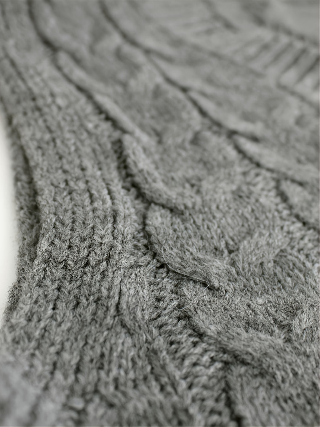 Cora | Cozy Cable-Knit V-Neck Sweater Vest